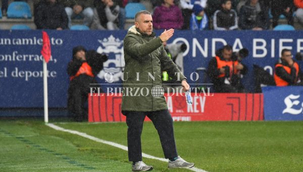 Javi Rey, en el banquillo de El Toralín durante el Ponferradina-Real Sociedad de Copa del Rey