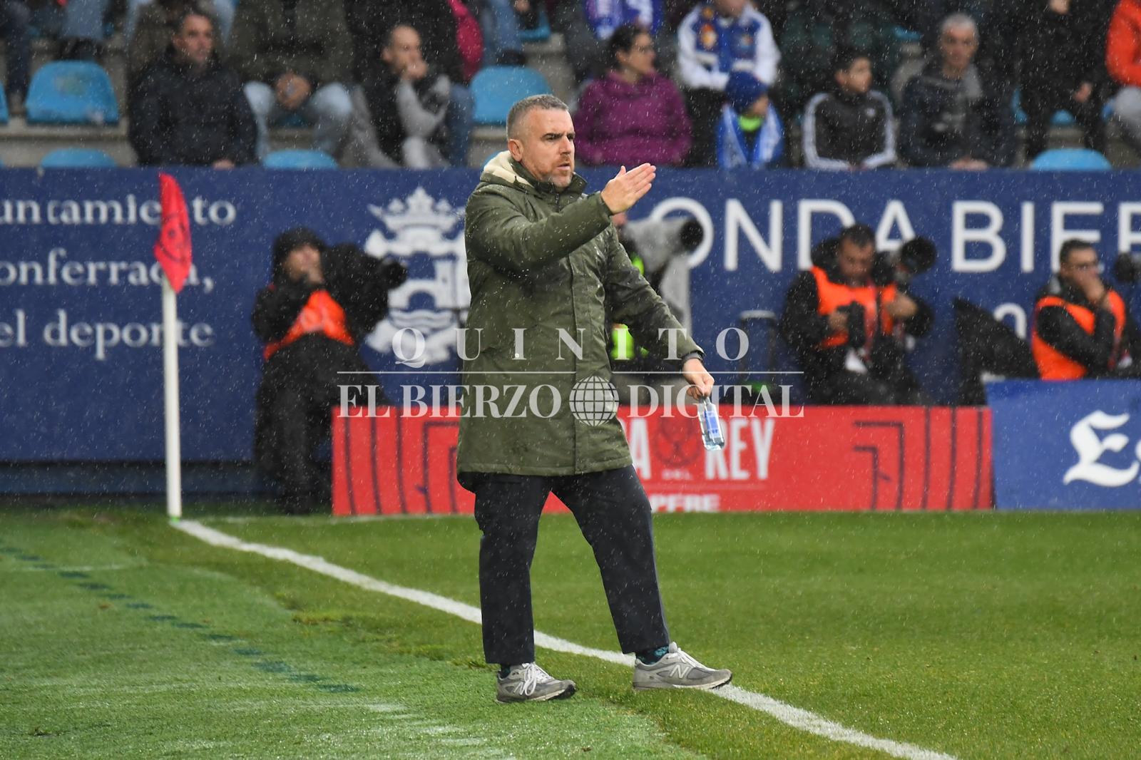 Javi Rey, en el banquillo de El Toralín durante el Ponferradina-Real Sociedad de Copa del Rey