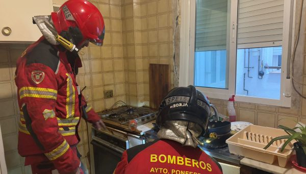 Los bomberos examinan la cocina donde se produjo la explosión