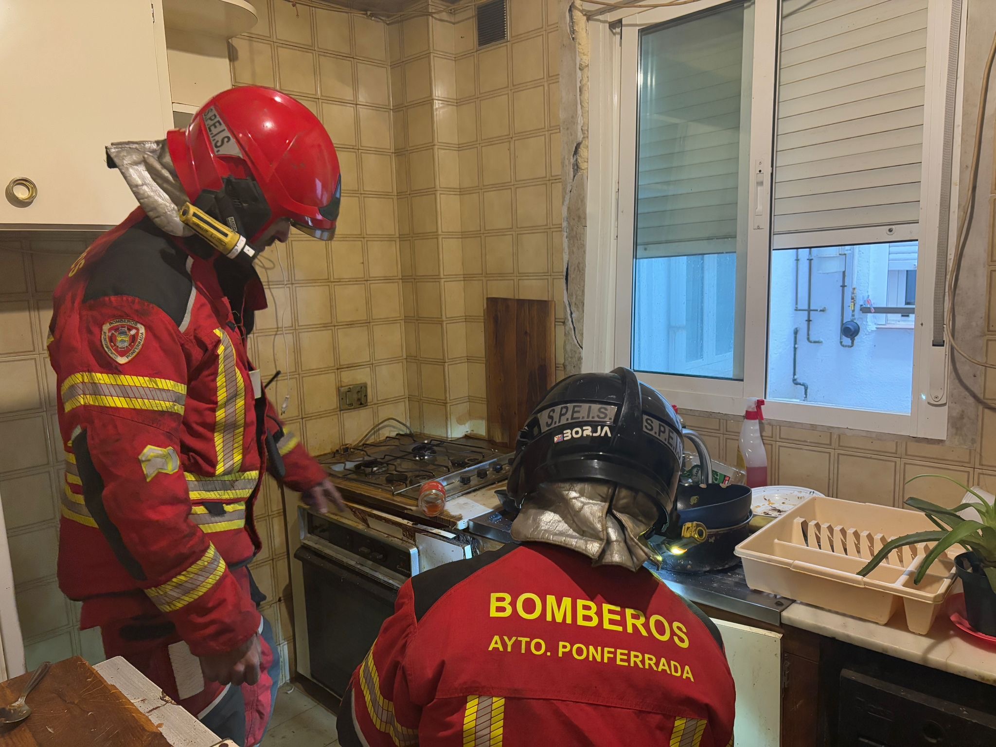 Los bomberos examinan la cocina donde se produjo la explosión