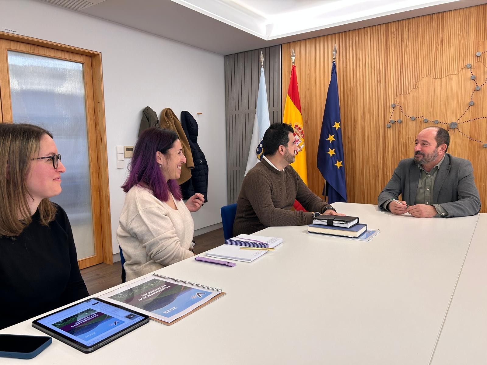 Reunión mantida polo presidente da D.O. Valdeorras e Ruta do Viño de Valdeorras, Marcos Prada, co director de Turismo da Xunta de Galicia, Xosé Merelles