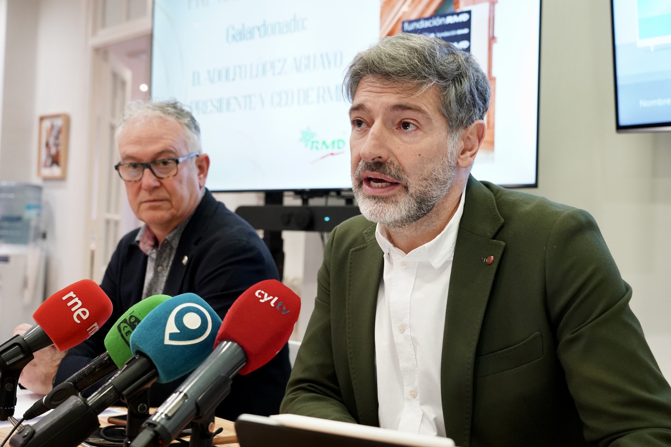 El presidente del Círculo Empresarial Leonés, Julio César Álvarez, y el secretario general, Nicesio Álvarez, dan a conocer el premiado con el galardón Círculo de Oro del CEL del año 2024