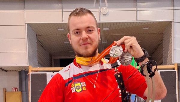 Alejandro González, con sus dos medallas de plata en el Campeonato de España de sala disputado en Valladolid