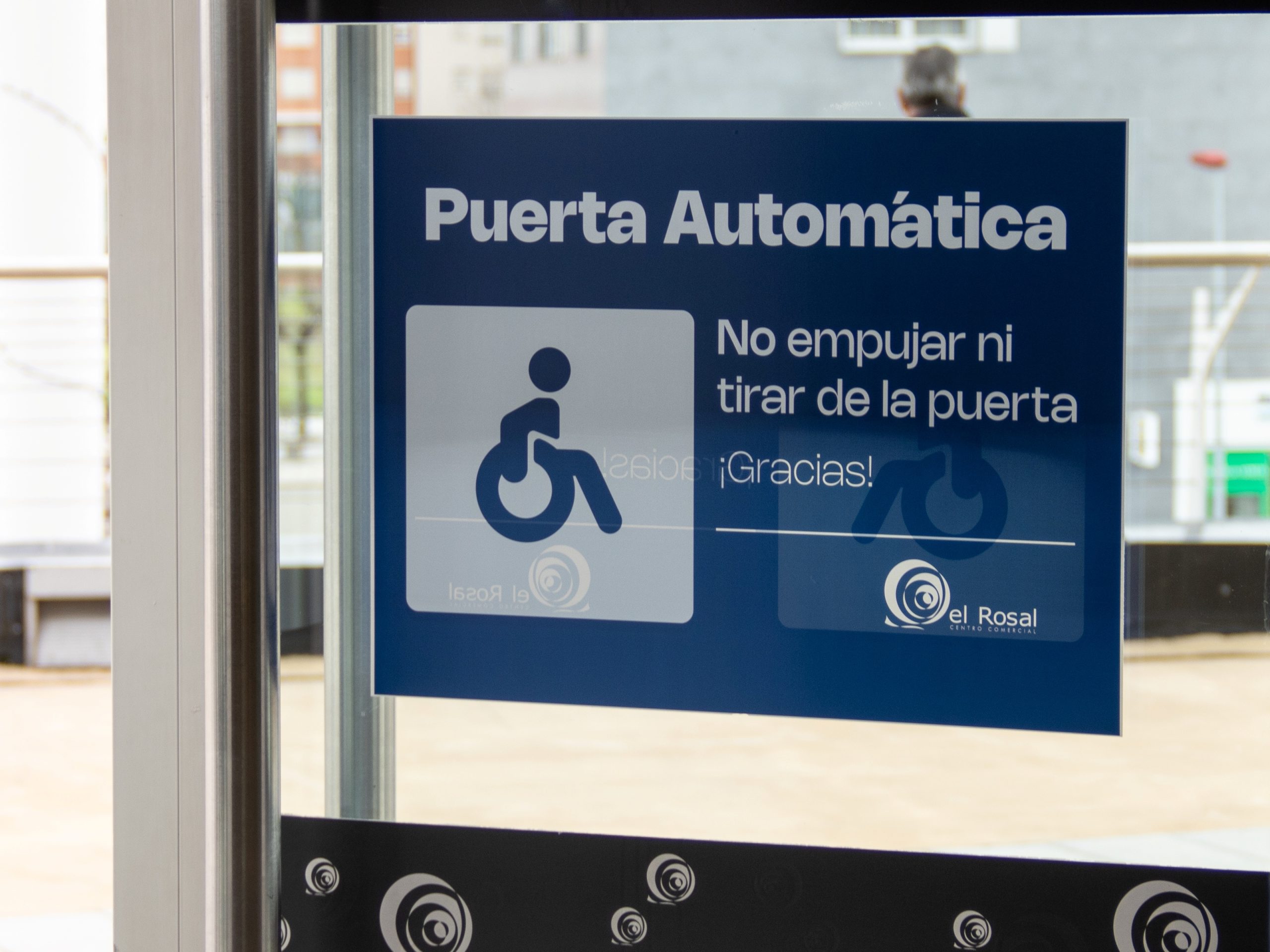 Puerta automática en el acceso a la terraza de El Rosal.