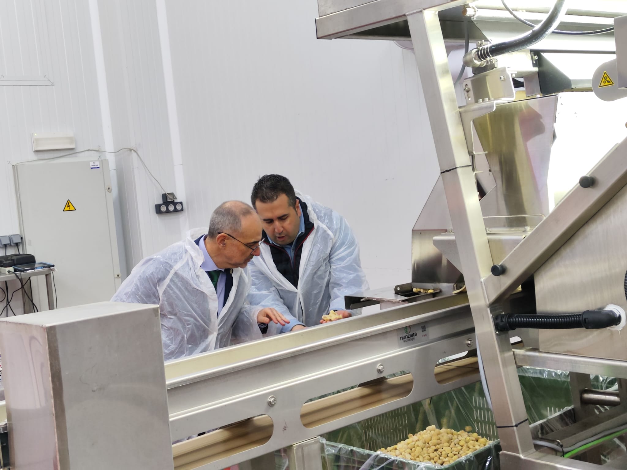 El director general de Industria, Mariano Muñoz visitó las instalaciones de la empresa Castañas Quintelo.