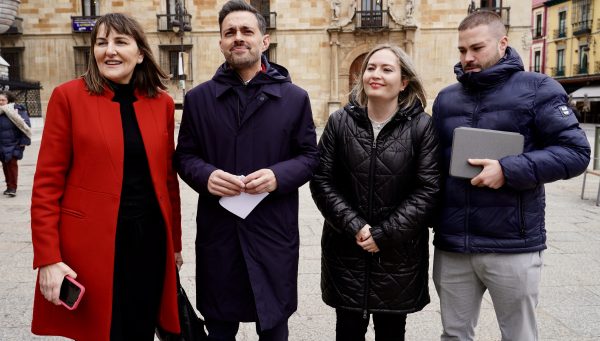 El candidato a la secretaría provincial del PSOE de León, Diego Moreno, con parte de su equipo